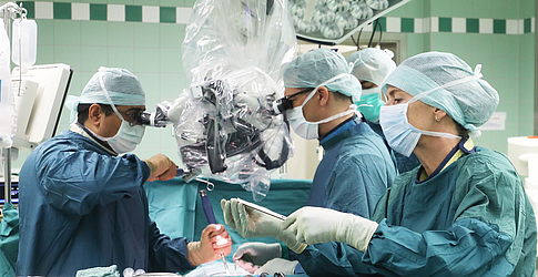 Chirurgen im OP